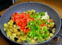 Фото приготовления рецепта: Яичница с баклажанами, кабачками и помидорами - шаг №3