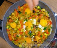Фото приготовления рецепта: Яичница с баклажанами, кабачками и помидорами - шаг №4