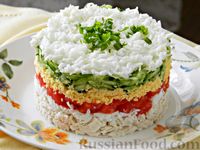 Фото к рецепту: Слоёный салат с курицей, помидором, огурцом и яйцами
