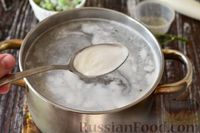 Фото приготовления рецепта: Суп с куриными потрошками, копчёной грудинкой, чечевицей и горошком - шаг №5