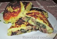 Фото приготовления рецепта: Картофельные пирожки с колбасками и зеленью - шаг №9