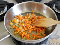 Фото приготовления рецепта: Овощной суп из пекинской капусты со свежим горошком - шаг №4