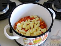 Фото приготовления рецепта: Овощной суп из пекинской капусты со свежим горошком - шаг №7
