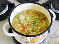 Фото приготовления рецепта: Овощной суп из пекинской капусты со свежим горошком - шаг №11