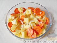 Фото приготовления рецепта: Скумбрия с луком и морковью, в духовке - шаг №6