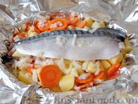 Фото приготовления рецепта: Скумбрия с луком и морковью, в духовке - шаг №8