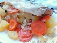 Фото приготовления рецепта: Скумбрия с луком и морковью, в духовке - шаг №13