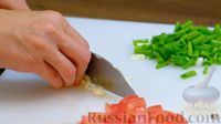 Фото приготовления рецепта: Яичница с баклажанами, кабачками и помидорами - шаг №2