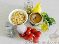 Фото приготовления рецепта: Салат из помидоров с макаронами, сардинами и оливками - шаг №1