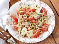 Фото к рецепту: Салат из помидоров с макаронами, сардинами и оливками