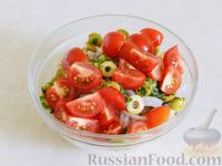 Фото приготовления рецепта: Салат из помидоров с макаронами, сардинами и оливками - шаг №8