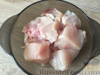 Фото приготовления рецепта: Курица с картофелем и зеленым горошком - шаг №2