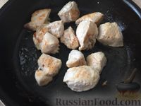 Фото приготовления рецепта: Курица с картофелем и зеленым горошком - шаг №3