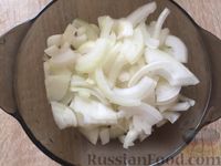 Фото приготовления рецепта: Курица с картофелем и зеленым горошком - шаг №7