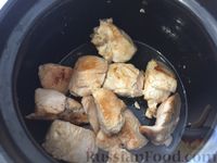 Фото приготовления рецепта: Курица с картофелем и зеленым горошком - шаг №4