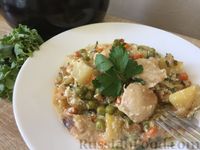 Фото приготовления рецепта: Курица с картофелем и зеленым горошком - шаг №20