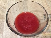 Фото приготовления рецепта: Огурцы, маринованные в соке красной смородины - шаг №4