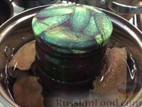 Фото приготовления рецепта: Огурцы, маринованные в соке красной смородины - шаг №9