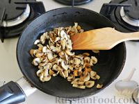 Фото приготовления рецепта: Крабовый салат с грибами, фасолью и кукурузой - шаг №3
