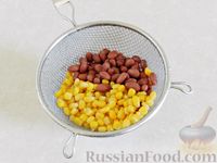 Фото приготовления рецепта: Крабовый салат с грибами, фасолью и кукурузой - шаг №7