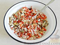 Фото приготовления рецепта: Крабовый салат с грибами, фасолью и кукурузой - шаг №8