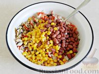 Фото приготовления рецепта: Крабовый салат с грибами, фасолью и кукурузой - шаг №9
