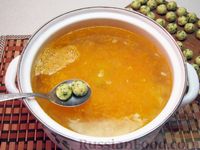 Фото приготовления рецепта: Куриный суп с сырными шариками и картофелем - шаг №14