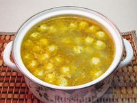 Фото приготовления рецепта: Куриный суп с сырными шариками и картофелем - шаг №15