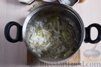 Фото приготовления рецепта: Картофель, тушенный с грибами, в сметанном соусе - шаг №4