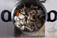 Фото приготовления рецепта: Картофель, тушенный с грибами, в сметанном соусе - шаг №7