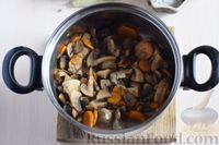 Фото приготовления рецепта: Картофель, тушенный с грибами, в сметанном соусе - шаг №8