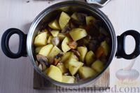 Фото приготовления рецепта: Картофель, тушенный с грибами, в сметанном соусе - шаг №10