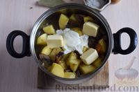 Фото приготовления рецепта: Картофель, тушенный с грибами, в сметанном соусе - шаг №11