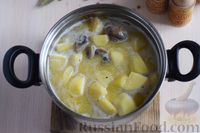 Фото приготовления рецепта: Картофель, тушенный с грибами, в сметанном соусе - шаг №13