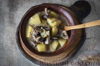 Фото приготовления рецепта: Картофель, тушенный с грибами, в сметанном соусе - шаг №15