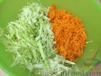 Фото приготовления рецепта: Салат из свежей капусты с морковью - шаг №4