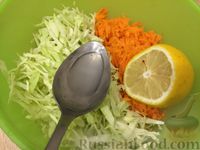 Фото приготовления рецепта: Салат из свежей капусты с морковью - шаг №5