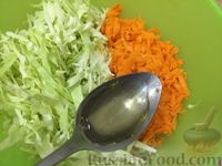 Фото приготовления рецепта: Салат из свежей капусты с морковью - шаг №6