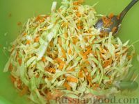 Фото приготовления рецепта: Салат из свежей капусты с морковью - шаг №7