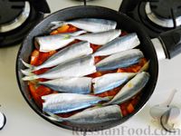 Фото приготовления рецепта: Рыба, тушенная с овощами и зелёным горошком - шаг №10
