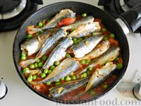 Фото приготовления рецепта: Рыба, тушенная с овощами и зелёным горошком - шаг №12