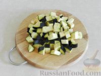 Фото приготовления рецепта: Салат с жареными баклажанами, помидорами и яйцом - шаг №2