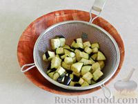Фото приготовления рецепта: Салат с жареными баклажанами, помидорами и яйцом - шаг №4