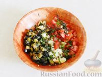 Фото приготовления рецепта: Салат с жареными баклажанами, помидорами и яйцом - шаг №9