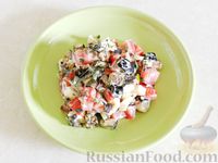 Фото приготовления рецепта: Салат с жареными баклажанами, помидорами и яйцом - шаг №11