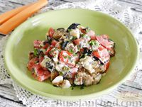 Фото приготовления рецепта: Салат с жареными баклажанами, помидорами и яйцом - шаг №12