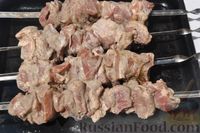 Фото приготовления рецепта: Шашлык из свинины в маринаде из кефира - шаг №6