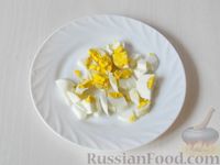 Фото приготовления рецепта: Салат с помидором, сыром, яйцом и зеленью - шаг №3