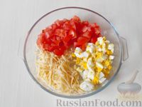Фото приготовления рецепта: Салат с помидором, сыром, яйцом и зеленью - шаг №6