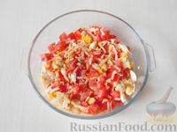 Фото приготовления рецепта: Салат с помидором, сыром, яйцом и зеленью - шаг №7